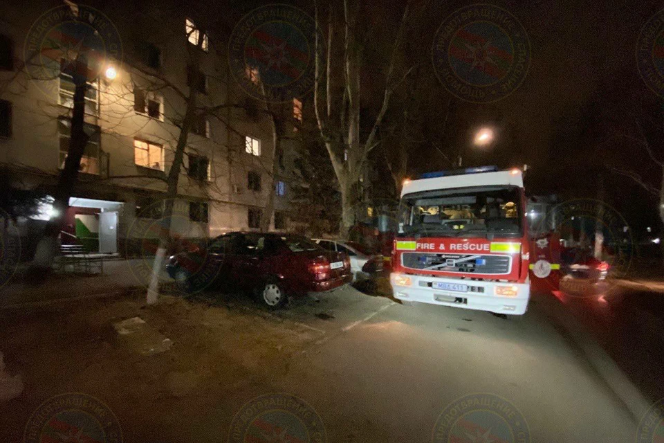 Пожарным пришлось эвакуировать всех жильцов, живущих на пятом этаже (Фото: МВД Приднестровья).
