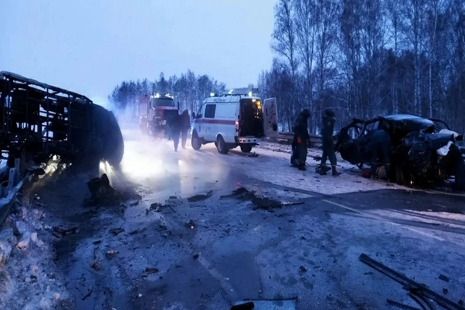 Очевидцы рассказали об аварии со скорой помощью, в которой погибли четверо. Фото: ГУ МВД НСО.