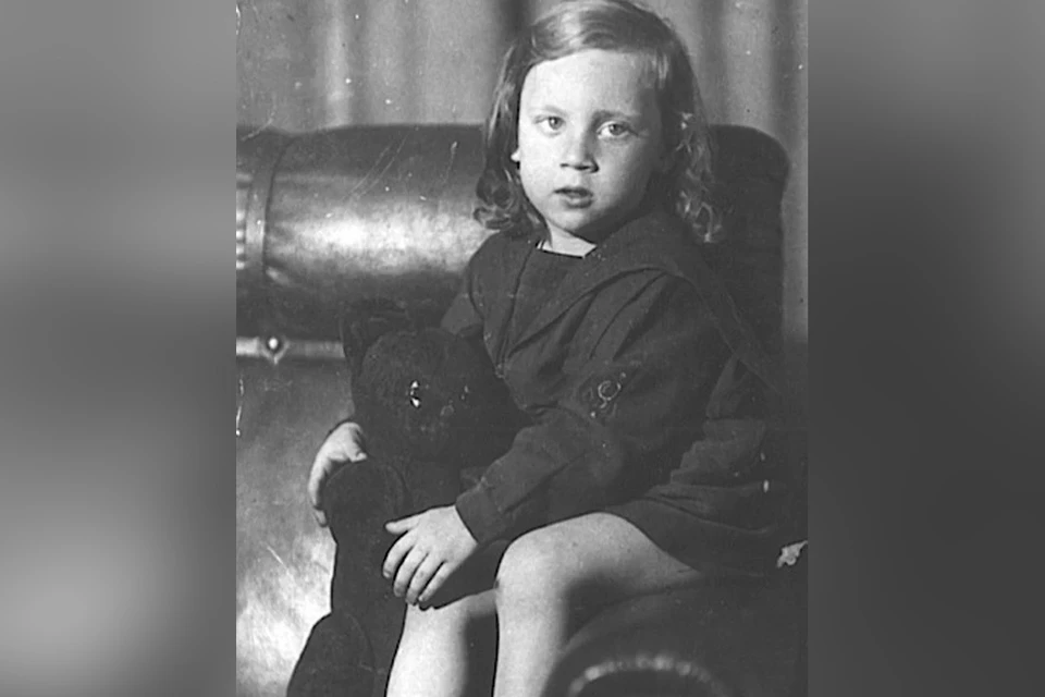 На этом фото Владимиру Высоцкому всего три года