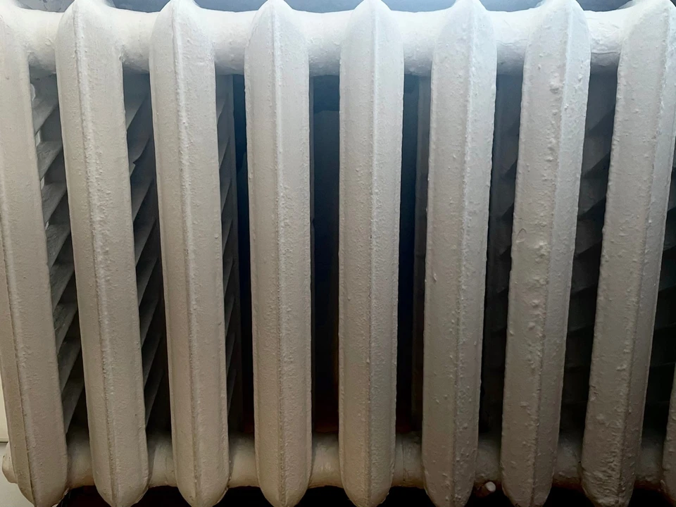 В квартире установили дополнительные радиаторы отопления.