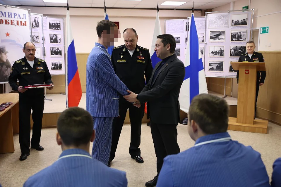 После церемонии награждения губернатор расспросил бойцов об условиях службы. Фото: gov-murman.ru