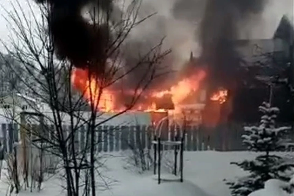 Сначала загорелся сарай, а с него огонь уже перекинулся на дом. Фото: Кадр из видео\"Нетипичный Новосибирск"
