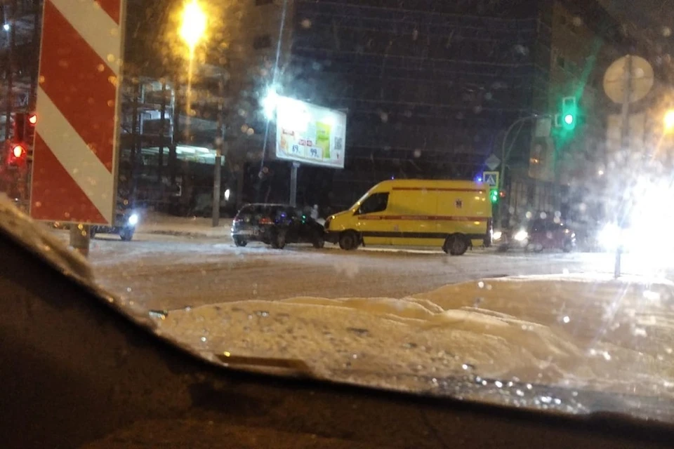 Реанимация столкнулась с иномаркой. Фото: предоставлено читателем КП-Новосибирск Сергеем.