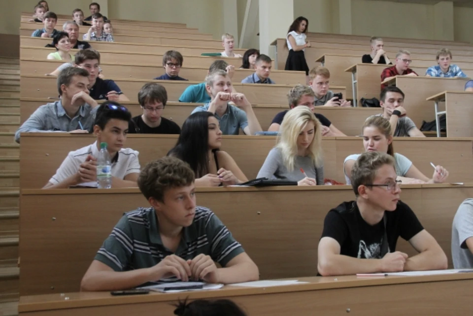 Алексей Островский поздравил смоленскую молодёжь с Днём студента.