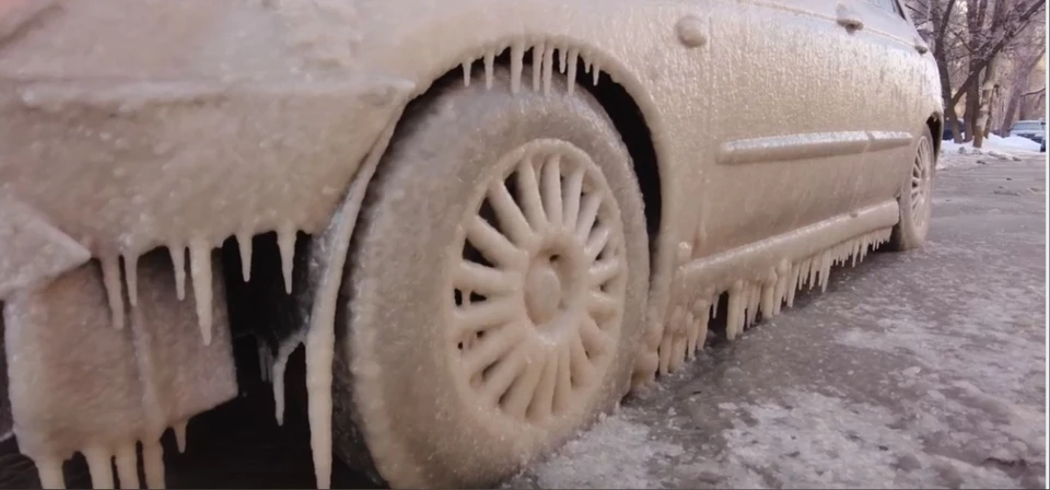Автомобили покрылись льдом. Фото: скриншот видео