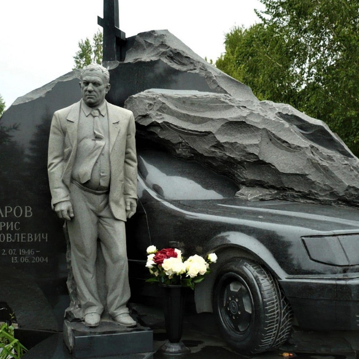 Памятник бизнесмену с «Мерседесом» установлен на Клещихинском кладбище в  Новосибирске - KP.RU