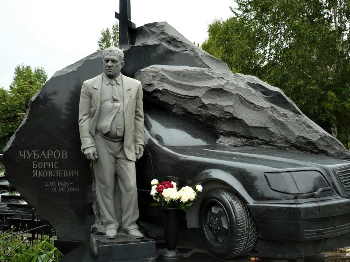 Памятник бизнесмену с «Мерседесом» установлен на Клещихинском кладбище в  Новосибирске - KP.RU