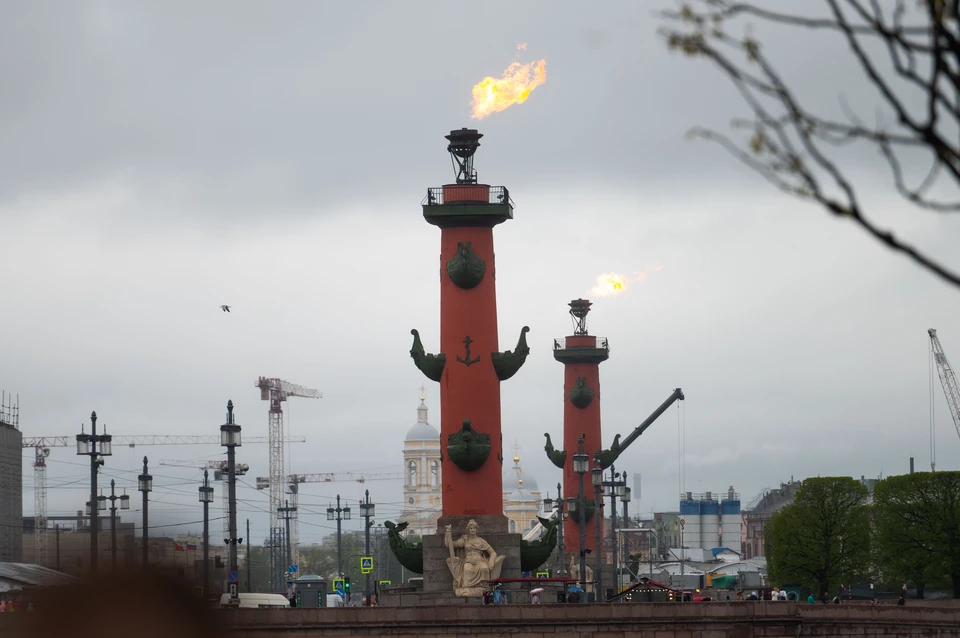 В День Ленинградской Победы будут зажжены факелы Ростральных колонн