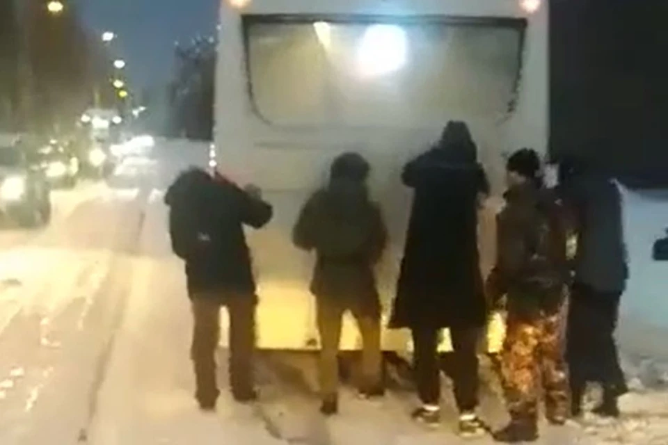 Автобус забуксовал на остановке «Баня» на ОбьГЭСе. Фото: стоп-кадр из видео Александра