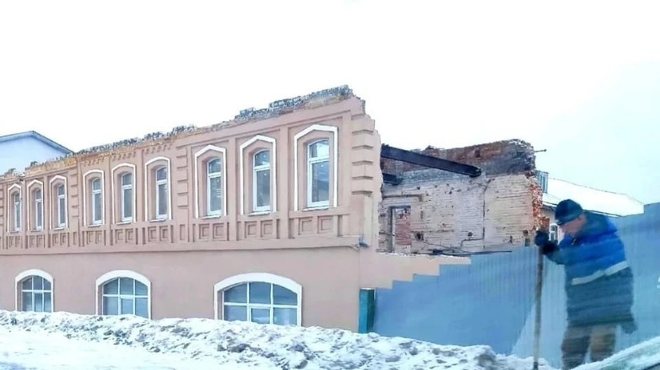 У здания снесли часть стены и крышу. Фото: Анна Давыдова