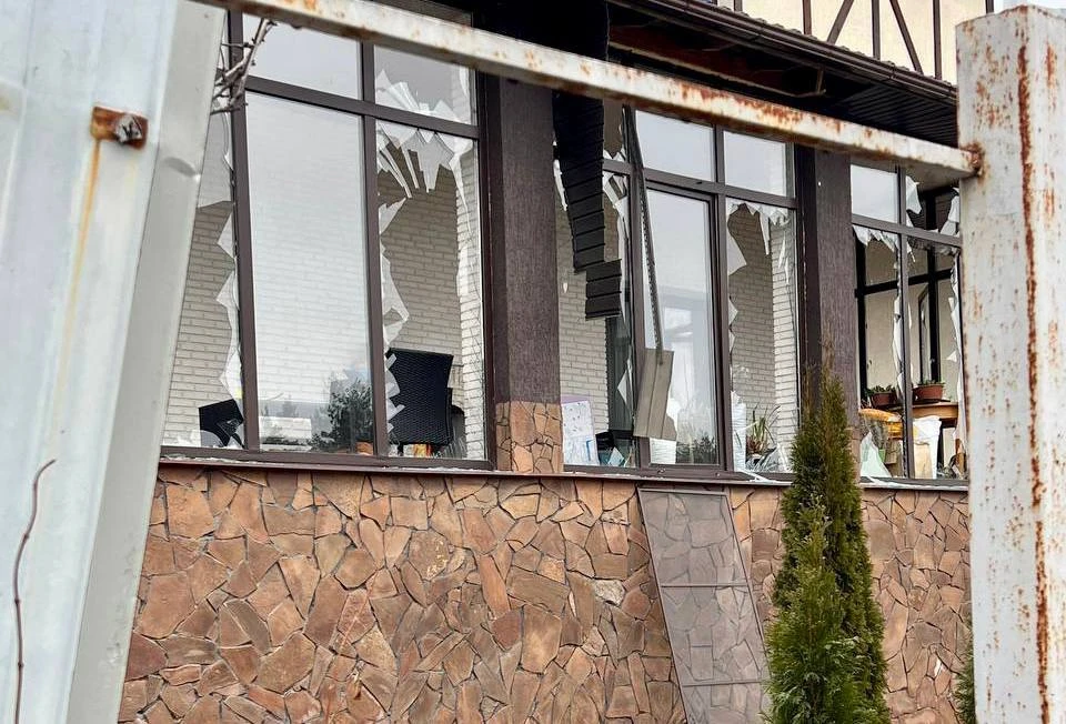 Осколками снарядов повреждены шесть частных домов.