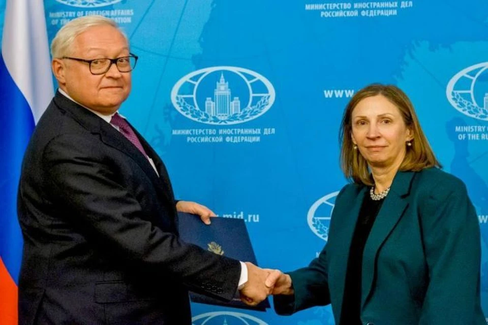 Посол США в России Трейси на встрече с замглавы МИД РФ Рябковым Фото: пресс-служба посольства США в России