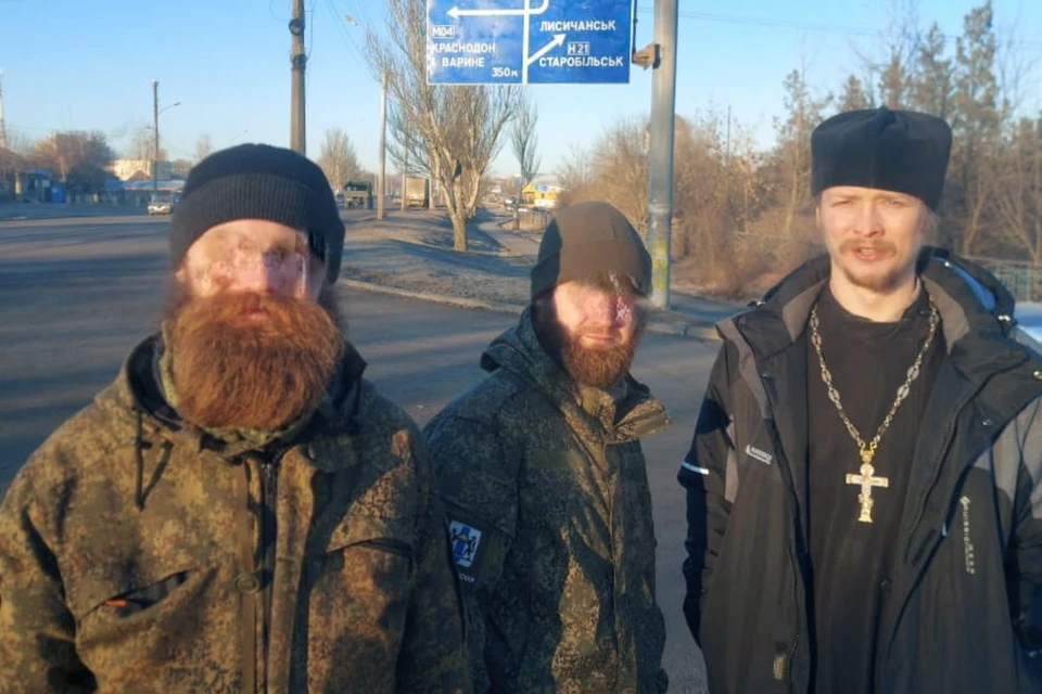 Отец Сергий (справа) с бойцами. Фото: www.sibstarover.ru.