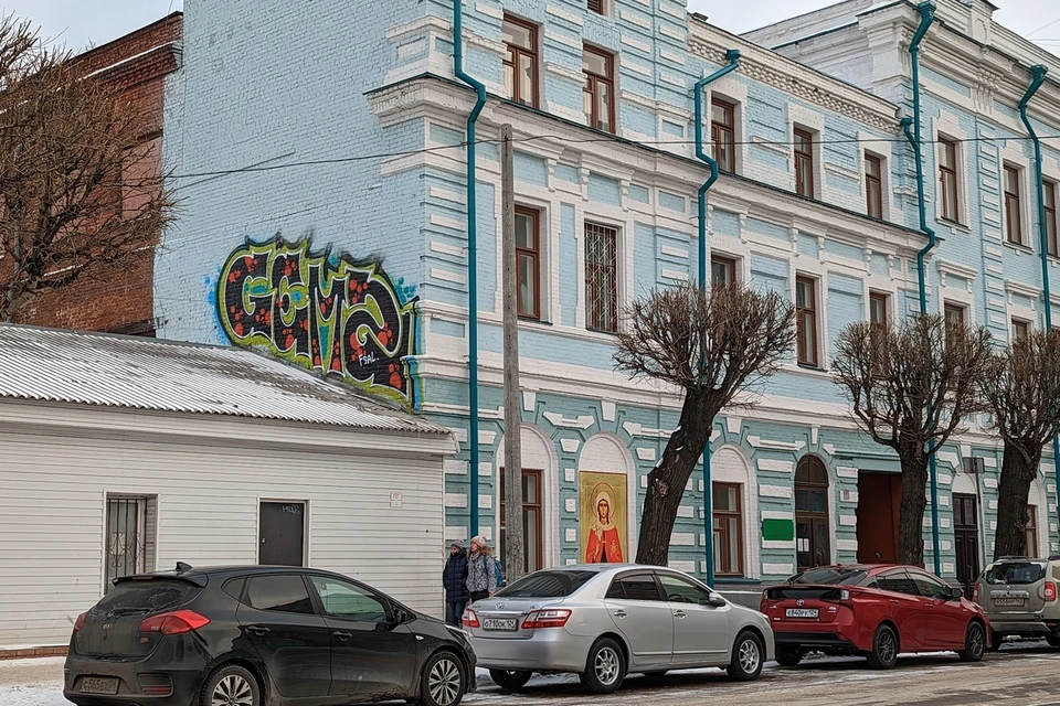 В Красноярске вандал обезобразил историческое здание граффити