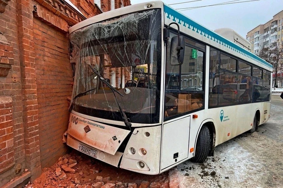 От удара серьезно пострадала кирпичная кладка старинного особняка. Фото: прокуратура РБ