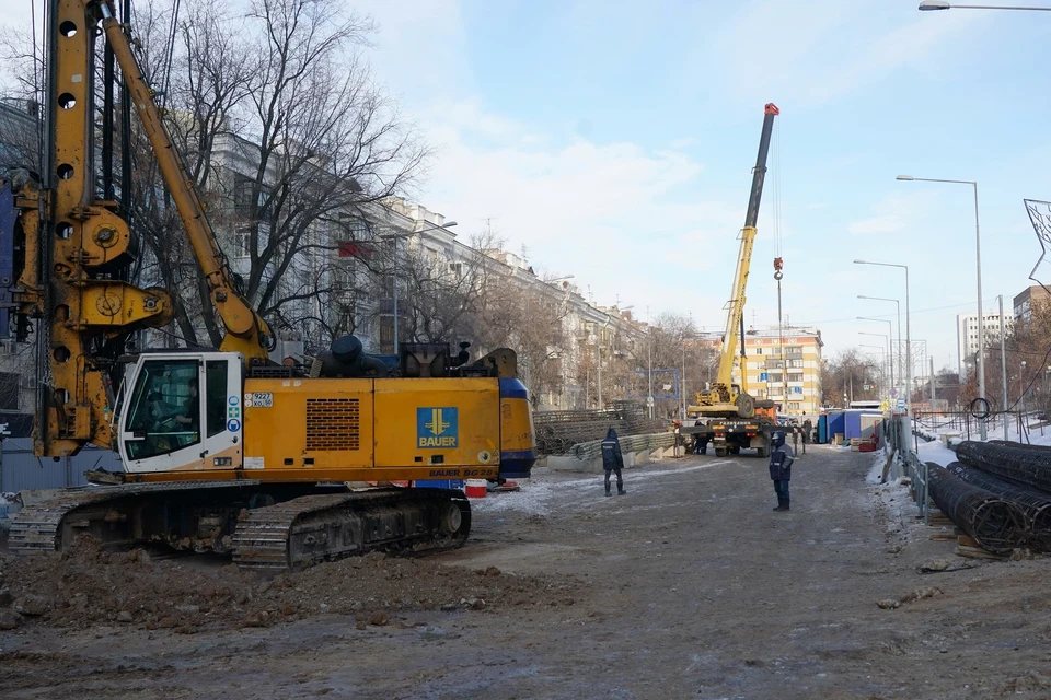 Сейчас специалисты продолжают заниматься разработкой стартовых котлованов / Фото: Юлия Рубцова
