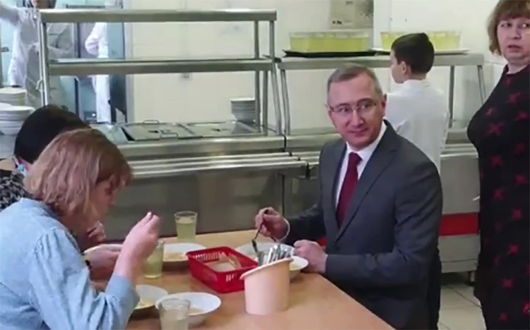 Губернатор Калужской области приехал поесть в школьную столовую