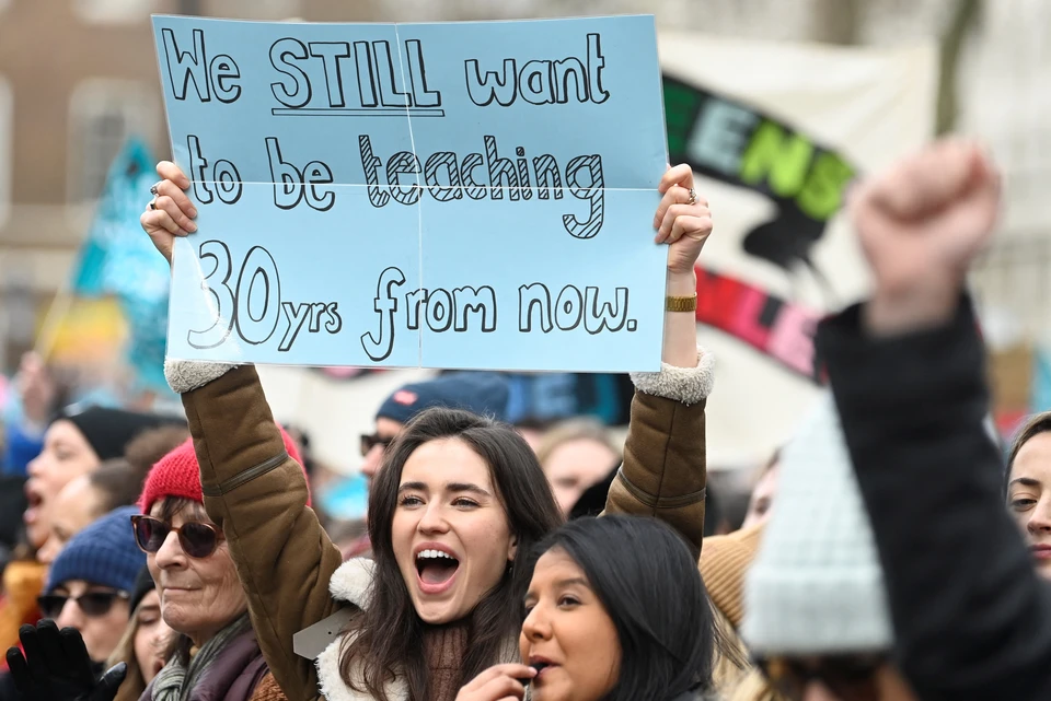 Участники крупнейшей за десятилетие забастовки в Британии вышли на марш в центре Лондона