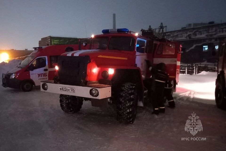 В Норильске спасатели почти три часа тушили пожар. Фото: МЧС