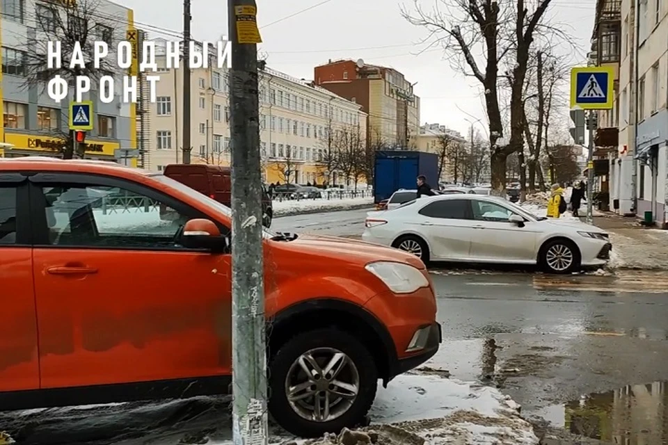 Неправильно припаркованные автомобили создают опасность. Скриншот с видео, ОНФ по Ярославской области