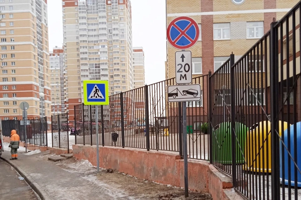 Водителям запретили останавливаться и парковать машины у школы в Елецком в Липецке