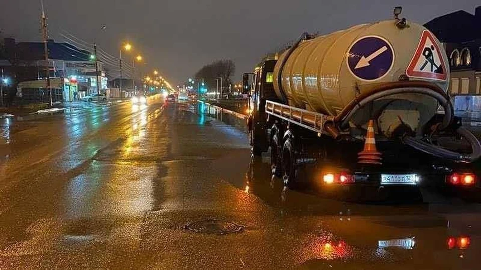 Водооткачивающая техника будет работать всю ночь. Фото: пресс-служба администрации Краснодара.