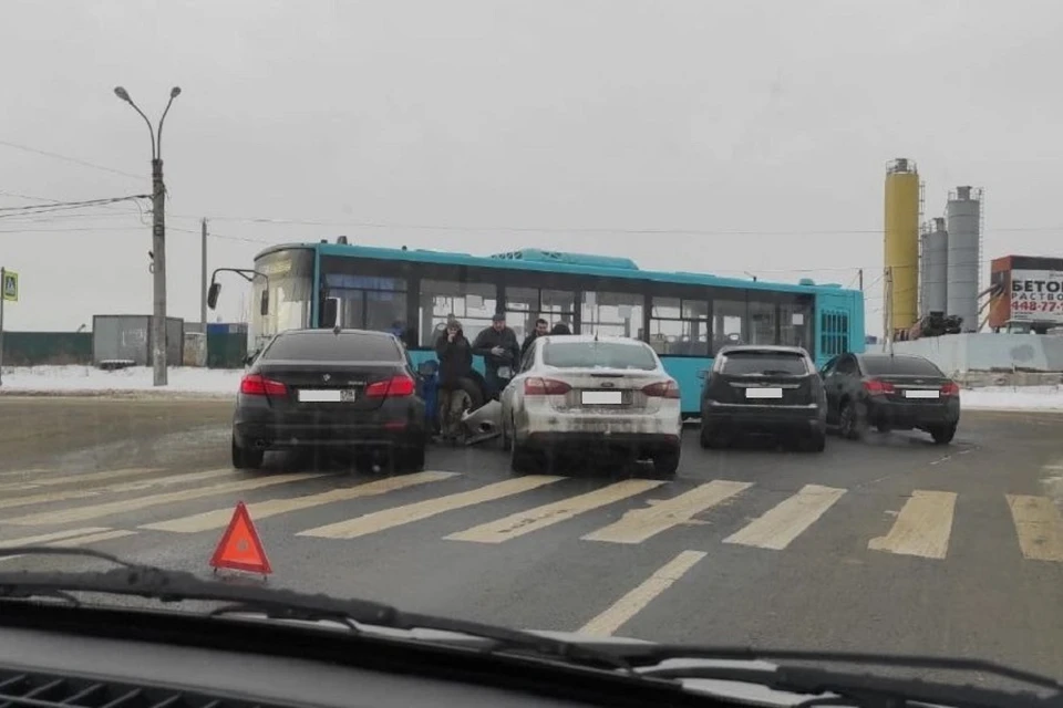 По данным перевозчика, в ДТП с автобусом участвовала только одна машина. Фото: vk.com/spb_today