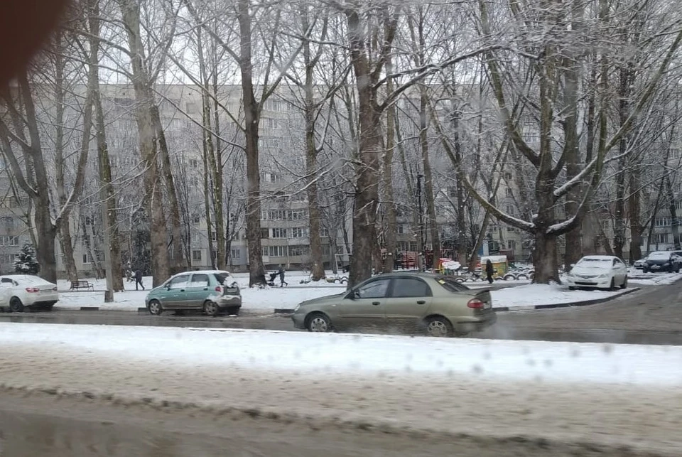 Более 400 человек задействованы в уборке снега и противогололёдной обработке улиц Симферополя
