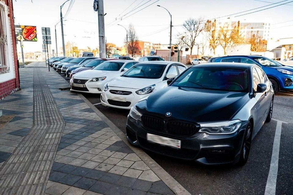 На муниципальных парковках Краснодара автономера очищают от посторонних предметов Фото: t.me/krdru