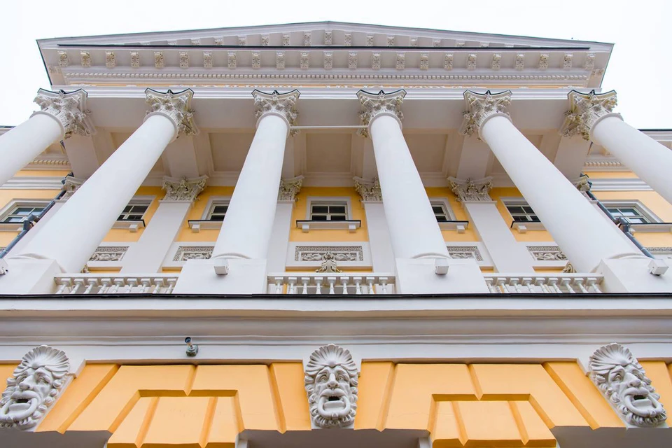 Главным украшением здания стал уникальный витраж