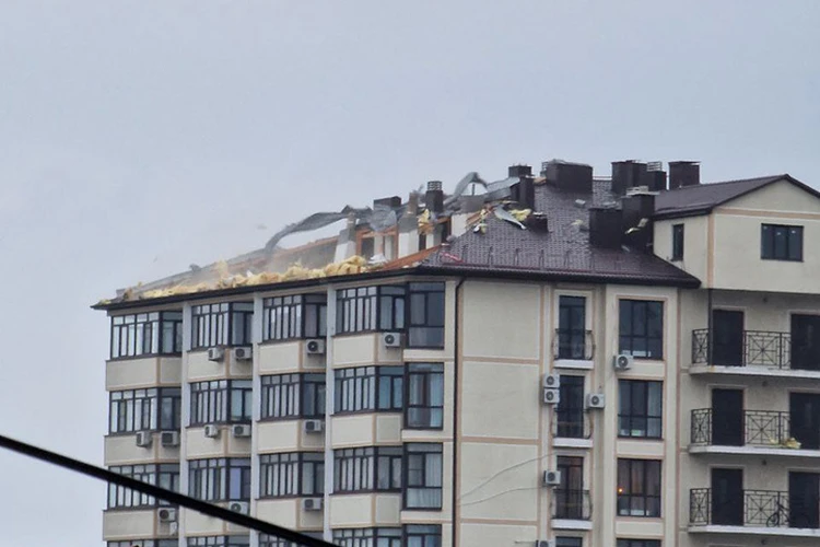 В Новороссийске ураган оставил новостройку без крыши