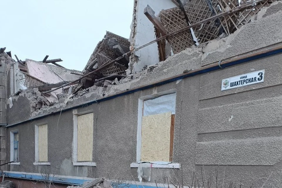 В Горловке снаряд попал прямо в здание общежития, была ранена женщина. Фото: ТГ/Приходько