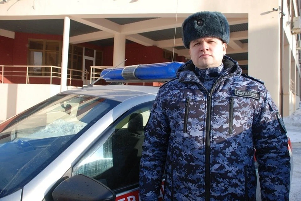 Силовик тут же стал подавать сигналы мимо проезжающим машинам. Фото: пресс-служба Росгвардии по Свердловской области