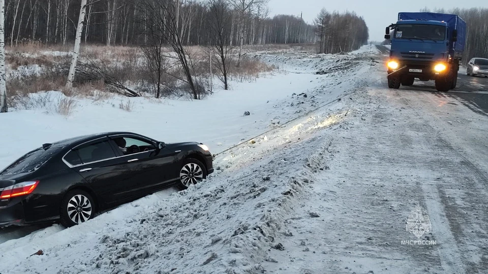 Спасатели помогли мужчине вытащить автомобиль из кювета в Комсомольске-на-Амуре Фото: МЧС Хабаровского края