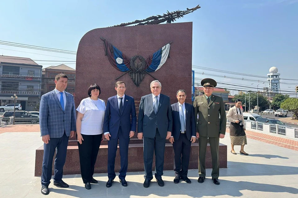 У памятника (слева направо): члены СФ РФ Андрей Чернышев, Елена Афанасьева, Павел Тараканов, посол РФ в ЛНДР Владимир Калинин, советник-посланник Эльшад Талыбов, военный атташе, полковник Андрей Лихачев. Фото: Людмила ПЛОТНИКОВА