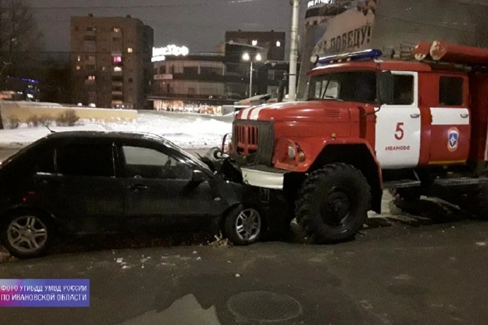 Вечером 7 февраля в Иванове на Шереметевском проспекте произошло ДТП. ФОТО: УГИБДД по Ивановской области