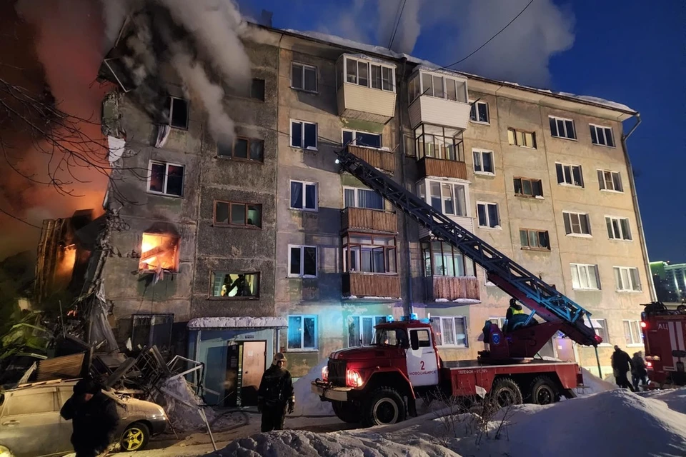 Фото и видео крупного пожара в Новосибирске показали очевидцы.