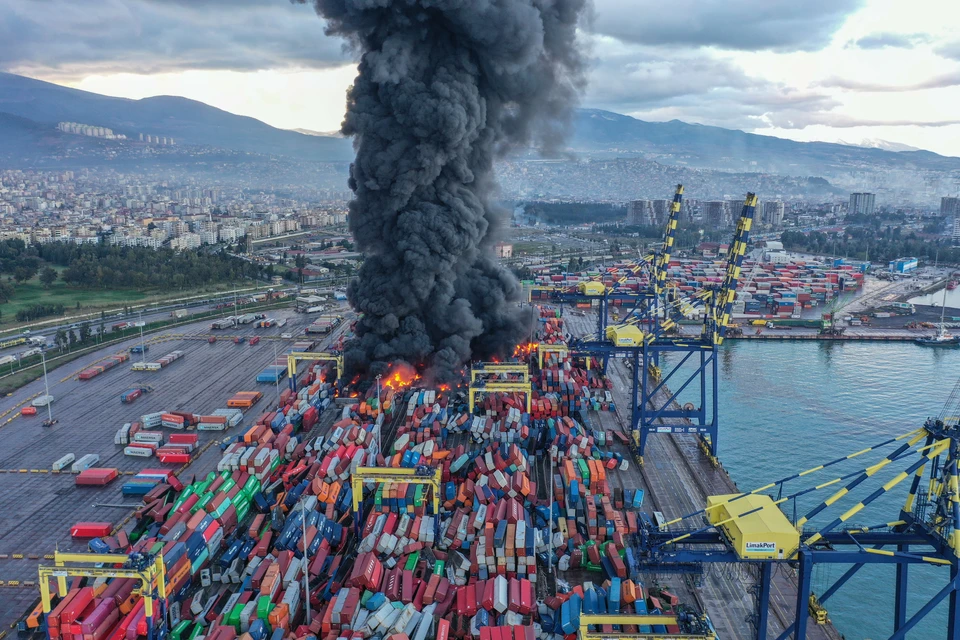 После землетрясения в порту турецкого города Искендерун загорелись морские контейнеры. Фото: Getty Images