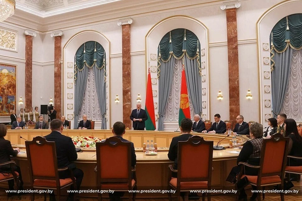 Лукашенко вручил дипломы доктора наук лучшим белорусским ученым. Фото: president.gov.by