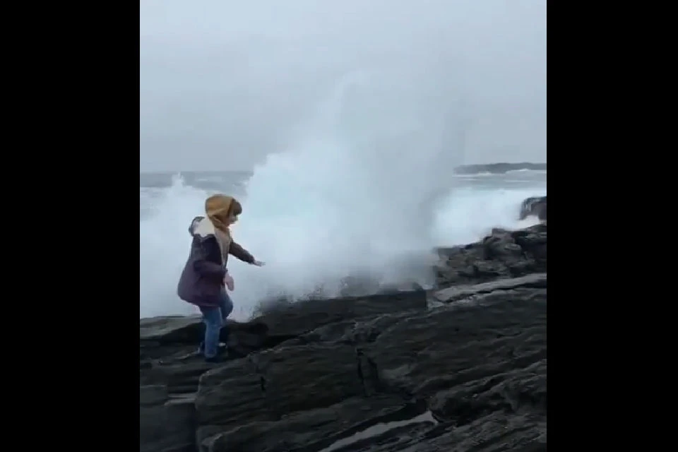 Бушующее море попало на видео. Фото: скрин видео vk.com/i.murmansk