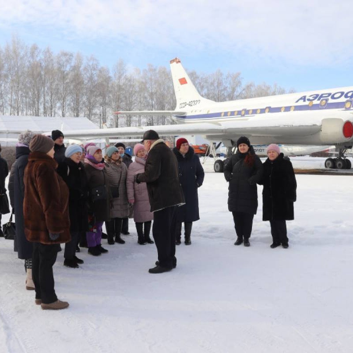 Единая Россия» устроила для жителей Ульяновска экскурсию в музей истории  гражданской авиации - KP.RU