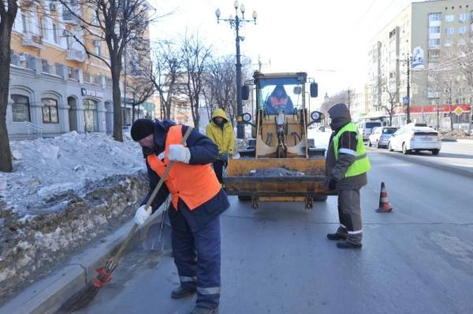 Прибордюрную зону по гостевому маршруту чистят от снега в Хабаровске Фото: администрация Хабаровска