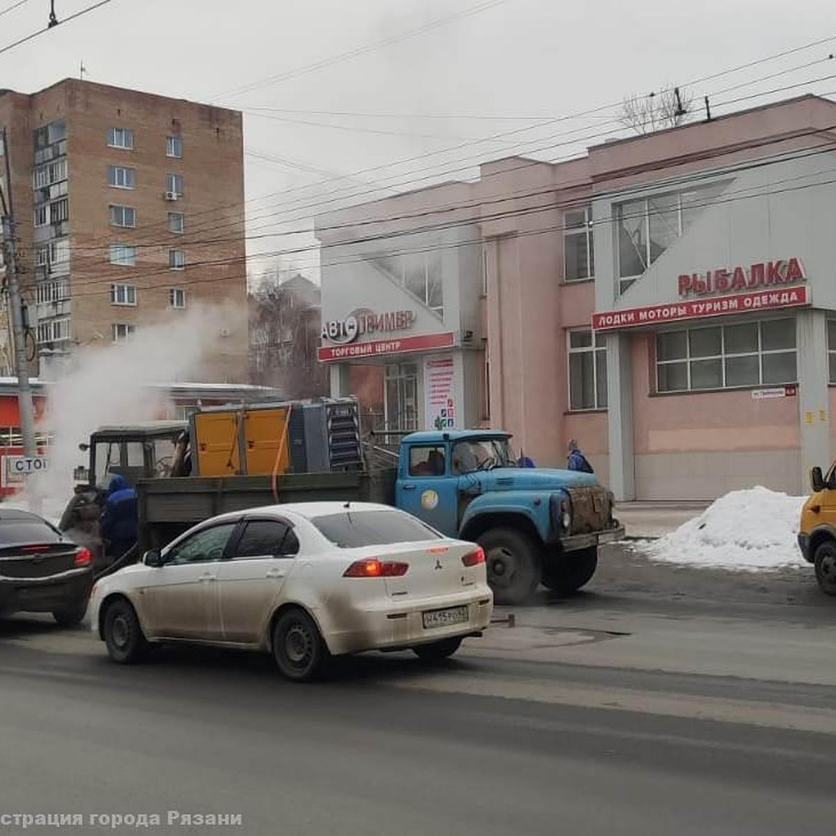 Очередной прорыв трубопровода. Отопление и горячую воду отключили на 15  улицах Рязани - KP.RU