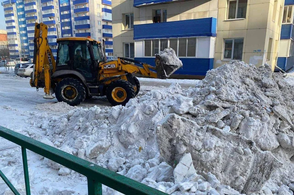 В Иркутске продолжается уборка придомовых и внутриквартальных территорий от снега и наледи Фото: пресс-служба администрации Иркутска