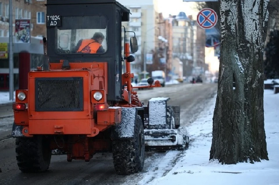 В городе продолжают расчищать дороги и тротуары. Фото: Кулемзин/ТГ