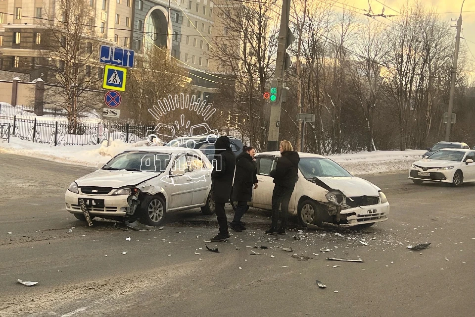 На месте работают сотрудники госавтоинспекции. Фото: vk.com/murmansk_dtp