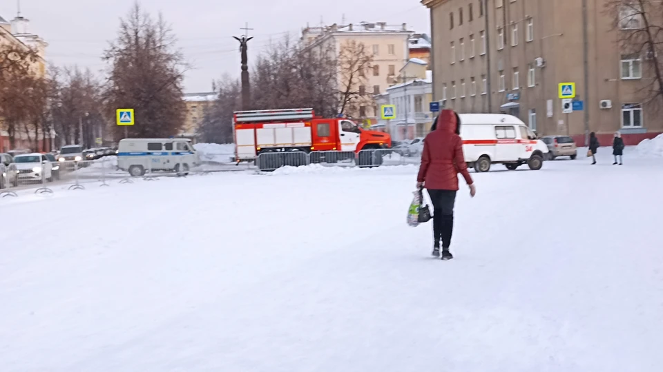 Машины спецслужб приехали к зданию администрации