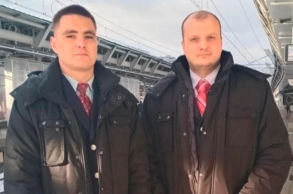 Помощник машиниста Андрей Семенов (слева) и машинист Константин Воробьев. Фото: пресс-служба МЖД