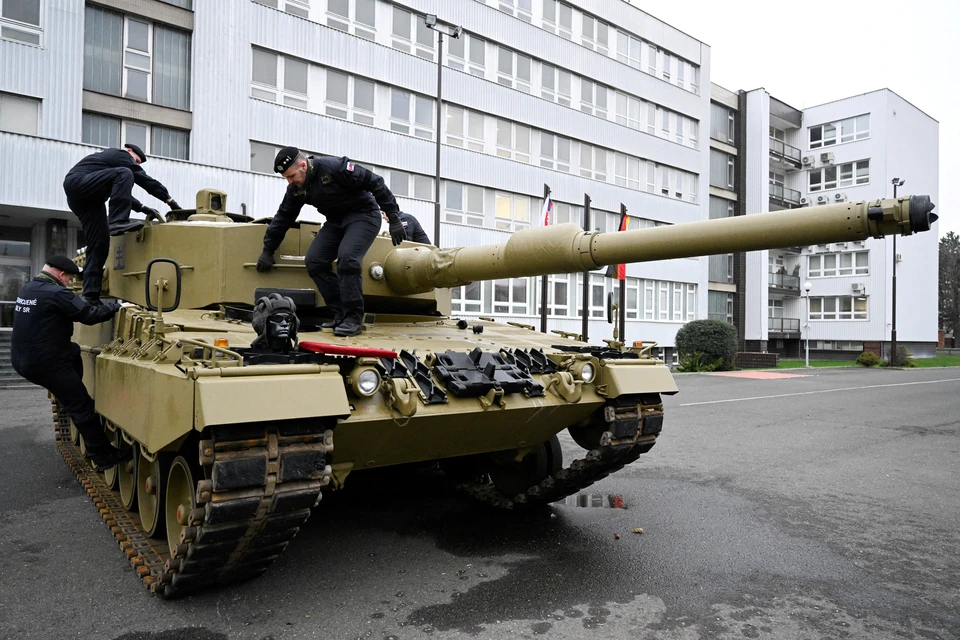 Глава Минобороны ФРГ раскритиковал состояние обещанных Украине танков Leopard 2
