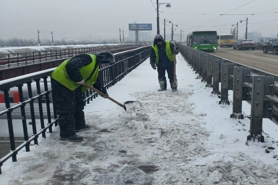 На уборку улиц Иркутска после снегопада выйдет около 80 единиц техники